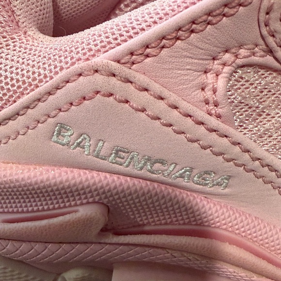 Balenciaga Triple S Kids Sneakers – Pink
Size: EU 27 / US 10 - Picture 10 of 12
